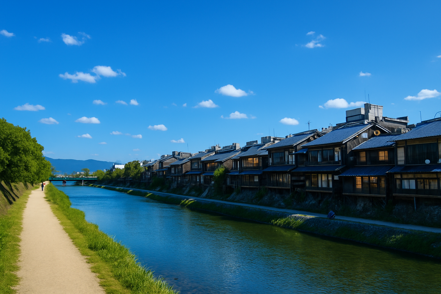 京都の川沿いの住宅