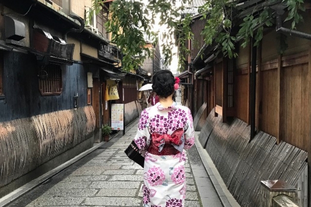 京都の町と浴衣の女性